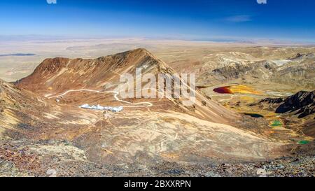 Aussichtspunkt vom Chacaltaya Berg in der Nähe von La Paz, dem höchsten Skigebiet der Welt, Bolivien, Südamerika. Stockfoto