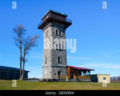 Kurz-Turm, touristischer Aussichtsturm auf dem Gipfel des Cerchov-Berges, Tschechische Republik Stockfoto