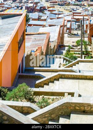 Slum Häuser in steilen von La Paz, Bolivien gebaut. Stockfoto