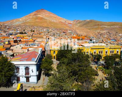 Cerro Rico und die Dächer von Potosi Zentrum, Blick von der Kathedrale, Bolivien Stockfoto