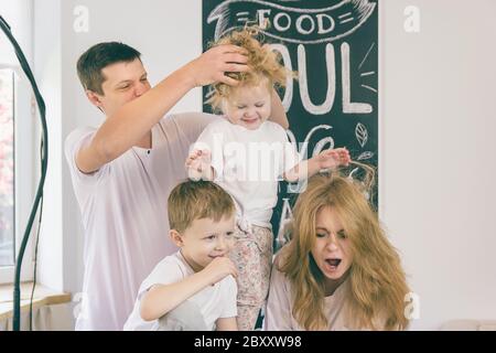 Eltern spielen mit Kindern. Kinder verbringen ihre Zeit mit Mama und Papa Stockfoto