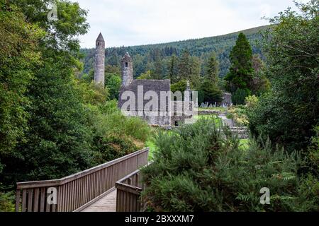 Glendalough im irischen Wicklow Mountains National Park bewahrt eine frühmittelalterliche Klostersiedlung, die im sechsten Jahrhundert von St. Kevin gegründet wurde. Stockfoto