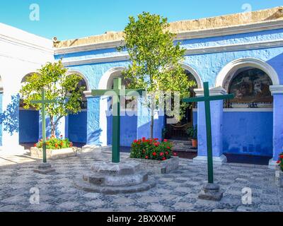 Torbogen mit blauer Fassade im Kloster Santa Catalina, Arequipa, Peru Stockfoto