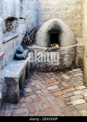 Düstere Küche mit Vintage-Ofen in Santa Catalina Kloster, Arequipa, Peru. Stockfoto