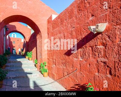 Rote Fassadenstraßen des Klosters Santa Catalina in Arequipa, Peru, Südamerika. Stockfoto