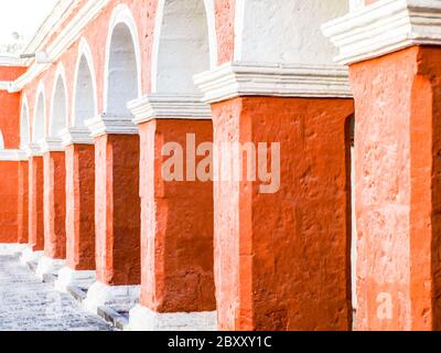 Rote Fassadenstraßen des Klosters Santa Catalina in Arequipa, Peru, Südamerika. Stockfoto