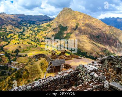 Inka Festung Ruinen Pisaq in Urubamba Fluss Heiligen Tal, Peru, Südamerika. Stockfoto