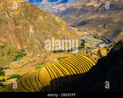 Terrassen als Teil des inkaischen Landwirtschaftssystems in Pisac im Urubamba-Tal bei Cusco, Peru Stockfoto