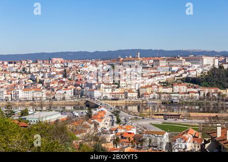 Historisches Stadtbild von Coimbra mit Universität auf dem Hügel, Portugal Stockfoto