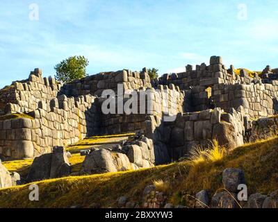 Befestigungsmauern der Zitadelle Sacsayhuaman in der Nähe der historischen Hauptstadt des Inka-Reiches Cusco, Peru Stockfoto