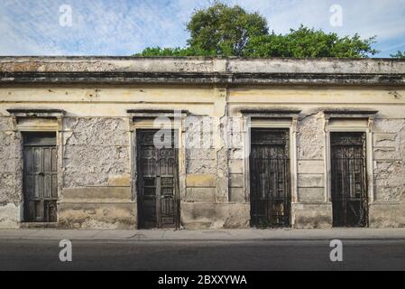 Fassade eines typischen mexikanischen verlassenen Kolonialgebäudes in Merida, Yucatan, Mexiko Stockfoto