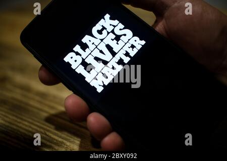 Guy verwenden ein Smartphone für die Unterstützung schwarzen Leben Angelegenheit Protest in den usa, keine Rassismus-Bewegung Stockfoto