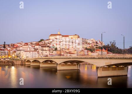 Historisches Stadtbild von Coimbra mit Universität am Abend auf dem Hügel, Portugal Stockfoto