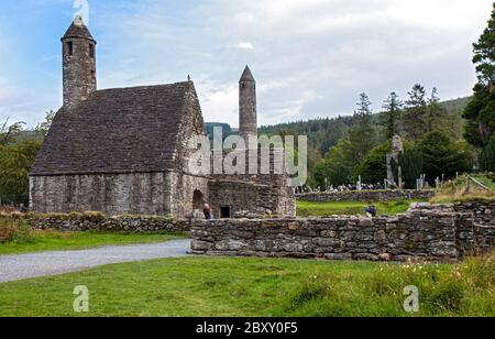 Glendalough im irischen Wicklow Mountains National Park bewahrt eine frühmittelalterliche Klostersiedlung, die im sechsten Jahrhundert von St. Kevin gegründet wurde. Stockfoto