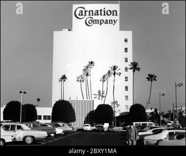 Das Gebäude der Carnation Company am Wilshire Blvd. In Los Angeles war jahrzehntelang ein Wahrzeichen. Der Firmensitz wurde 1949 erbaut und 1989 nach Glendale CA verlegt. Stockfoto