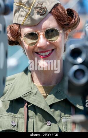 Eine Frau in einer Uniform des US-amerikanischen Bürgerkriegs-Korrespondenten während einer Gedenkfeier zum 70. Jahrestag des D-Day in Weymouth, Dorset. Stockfoto