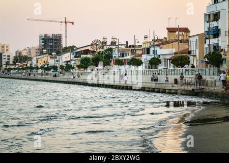 Strand und Palmenpromenade in Larnaca Zypern, September 2017 Stockfoto