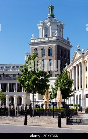 Strathmore House und der Royal Pavilion, Queen Mother Square, Poundbury, Dorset. Experimentelle Neustadt Wohnentwicklung. Stockfoto