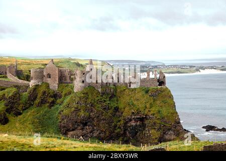 Dunluce Castle (aus dem Irischen: Dún Libhse) ist eine heute zerstörte mittelalterliche Burg in der Grafschaft Antrim, Nordirland, dem Sitz von Clan McDonnell. I Stockfoto