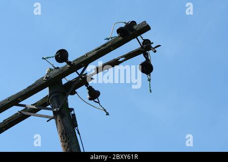 Eine alte Telefonmast gegen den blauen Himmel Stockfoto