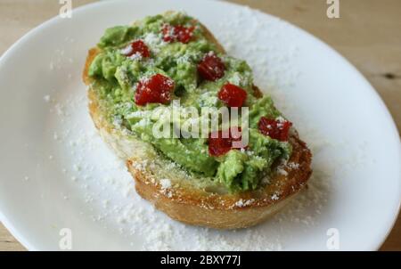 Avocado Toast mit roten Paprika auf knuspriges Brot Stockfoto
