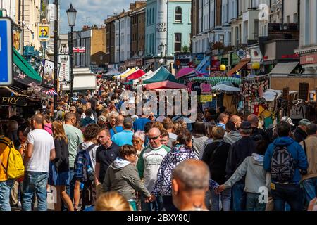 Menschenmassen Rollen durch die Portobello Road im Royal Borough of Kensington und Chelsea, England Stockfoto