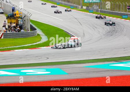 SEPANG, MALAYSIA - APRIL 10: Autos auf der Strecke im Rennen der Formel 1 GP, 10. April 2011, Sepang, Malaysia Stockfoto