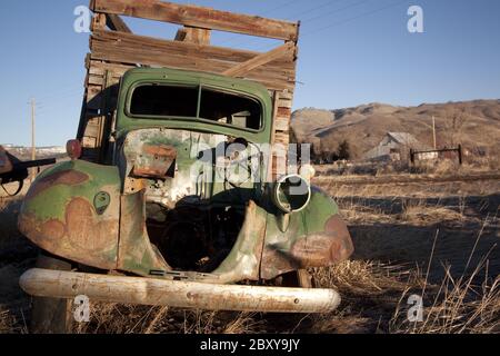 Eine alte verlassene Oldtimer LKW Lieferwagen in ein Feld Stockfoto