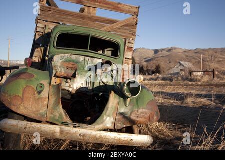 Eine alte verlassene Oldtimer LKW Lieferwagen in ein Feld Stockfoto