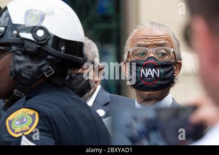 Rev. Al Sharpton, trägt eine National Action Network Gesichtsmaske, schließt sich Tausenden von Trauernden an der Fountain of Praise Kirche im Südwesten von Houston während einer sechsstündigen öffentlichen Visitation für GEORGE FLOYD. Floyds Tod durch einen weißen Polizeibeamten in Minneapolis löste weltweite Proteste gegen Rassismus und Polizeibrutalität aus. Stockfoto