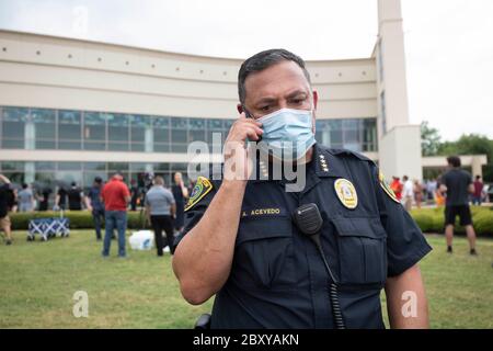 Houston Police Chief Art Acevedo nimmt einen Anruf außerhalb der Fountain of Praise Kirche, in der Tausende eine öffentliche Visitation für GEORGE FLOYD, getötet vor zwei Wochen von einem weißen Polizeibeamten in Minneapolis. Floyds Tod löste weltweite Proteste gegen Rassismus und Polizeibrutalität aus. Stockfoto