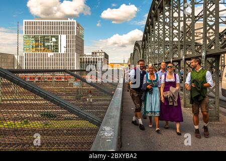 Menschen in Dirndl und Lederhosen auf dem Weg zum Oktoberfest in München Stockfoto