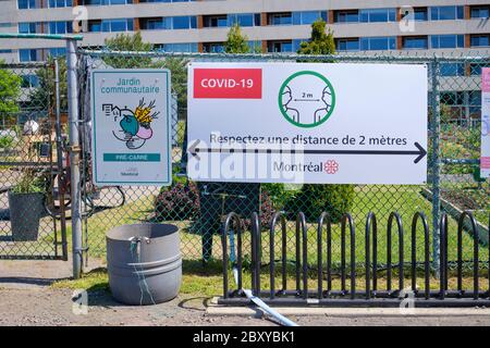 Schild am Eingang des Pré-Carré Gemeinschaftsgartens, in dem die Menschen gebeten werden, in Montreal, Kanada, 2m Abstand zu halten Stockfoto