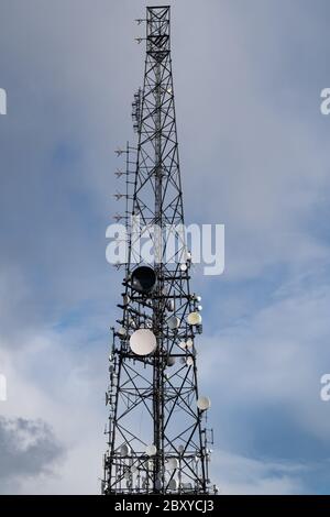 (BTS) Basis-Transceiver-Station mit Antenne isoliert auf blauem Himmel Hintergrund. Funkturmzellen für Telekommunikation Stockfoto