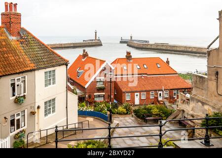 Blick auf den Hafen von der Stadt Whitby, Scarborough, England Stockfoto