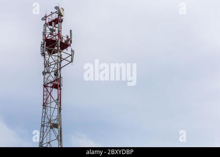 3G, 4G, 5G, Wireless und Handy Telekommunikation Tower close-up auf bewölktem Tageslicht Himmel Hintergrund mit Kopieplatz Stockfoto