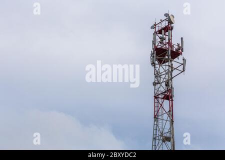 3G, 4G, 5G, Wireless und Handy Telekommunikation Tower close-up auf bewölktem Tageslicht Himmel Hintergrund mit Kopieplatz Stockfoto