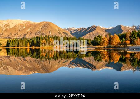 Spiegeln Sie die Spiegelbilder auf dem Lake Middleton als kleinen See direkt gegenüber vom viel größeren Lake Ohau Stockfoto