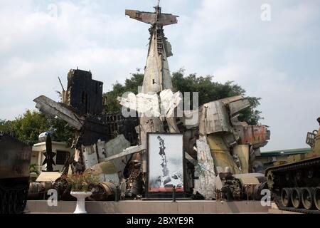 Die Trümmer eines abgestürzten, amerikanischen B-52 Bombers auf dem Display im Vietnam Military History Museum, Hanoi. Stockfoto