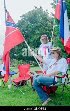Mississippianer protestieren gegen die Entfernung eines Konföderierten Emblems von der Mississippi Staatsflagge, 10. August 2016, in Greenwood, Mississippi. Stockfoto