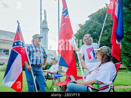 Mississippianer protestieren gegen die Entfernung eines Konföderierten Emblems von der Mississippi Staatsflagge, 10. August 2016, in Greenwood, Mississippi. Stockfoto