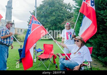 Mississippianer protestieren gegen die Entfernung eines Konföderierten Emblems von der Mississippi Staatsflagge, 10. August 2016, in Greenwood, Mississippi. Stockfoto