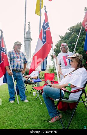 Mississippianer protestieren gegen die Entfernung eines Konföderierten Emblems von der Mississippi Staatsflagge, 10. August 2016, in Greenwood, Mississippi. Stockfoto