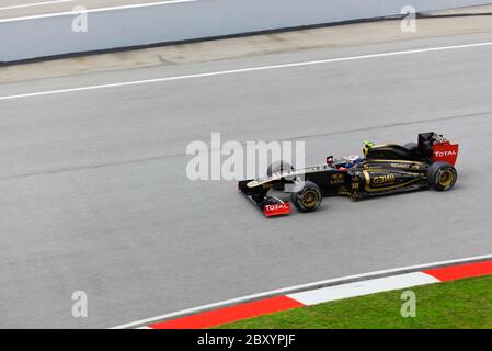 SEPANG, MALAYSIA - 8. APRIL: Vitaly Petrov (Team Lotus Renault) beim ersten Training auf Formel 1 GP, 8. April 2011, Sepang, Malaysia Stockfoto