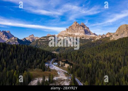 Antenne drone mit Blick auf den See (Lago di Antorno Antorno) in den Dolomiten gelegen, Provinz Belluno, Italien. Lago Antorno, Drei Zinnen von Lavaredo, See Ein Stockfoto