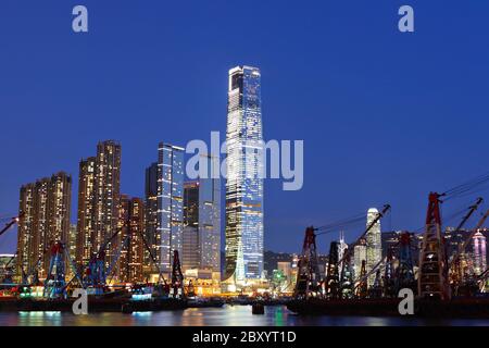 Hafen von Hongkong mit arbeiten Schiff Stockfoto