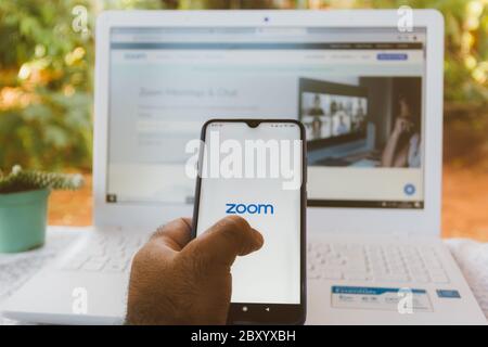 In dieser Abbildung wird ein Zoom Video Communications-Logo auf einem Smartphone angezeigt. Stockfoto