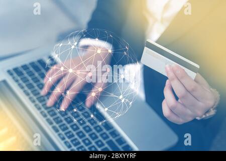 internet-Banking-Netzwerk. Geschäftsleute, die einen Laptop mit Icon-Anwendung verwenden, können online bezahlen Stockfoto