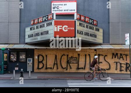 New York, New York, USA. Juni 2020. New York, New York, USA: Das IFC Center in West Village zeigt seine Unterstützung für die Bewegung Black Lives Matter während landesweiter Proteste gegen George Floyds Tod. Kredit: Corine Sciboz/ZUMA Wire/Alamy Live News Stockfoto