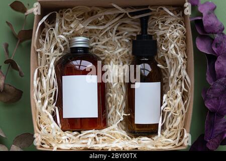 Geöffnet Geschenkbox mit dekorativen Strohhalme Füller auf hellen Hintergrund. Braun craft Paper Box für Ihre Product Placement und Montage. Ansicht von oben, flach Stockfoto